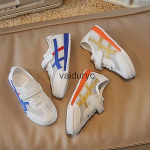 Sneakers Koreaanse versie van kinderen Forrest Gump -schoenen met mesh ademende casual sportschoenen.2023 Zomer nieuwe jongens en meisjes kleine witte schoenen trend H240507