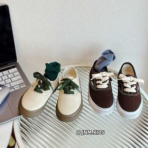 Sneakers Version coréenne de Childrens authentique Chaussures de planche en cuir pour l'automne 2023 Nouveaux garçons Skateboard décontractés pour filles en détresse Dirty H240513