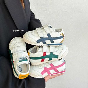 Sneakers Koreaanse versie van Childrens Leather Board -schoenen voor lente en herfst 2024 Nieuwe ademende witte jongens meisjes klittenband baby Forrest Gump H240513