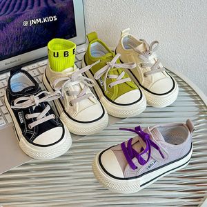 Sneakers Koreaanse versie van Childrens Mango Head canvas schoenen voor jongens en meisjes lage topbord voorjaar herfst grote kinderen snoepjes gekleurd babydoek H240513