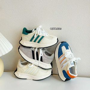 Sneakers Koreaanse versie van kindersportschoenen voor lente en herfst 2024 Nieuwe lichtgewicht rennende jongensmeisjes met een trend ademende papa grote kinderen H240513