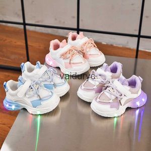 Sneakers Versión coreana de chicas Sports Shoes 2024 Spring and Autumn Childrens LED ILUMINADOS SOLED SOLED BEBIES CORRIENDO H240411