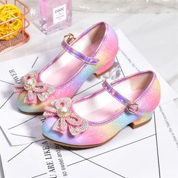 Zapatillas de princesa de cuero de zapatillas de cuero 2023 child dedo redondo para chicas suaves con chicas de tacón alto baile de fiesta de cristal 231007