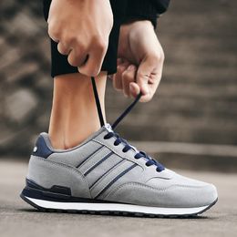 Zapatillas de deporte para hombre, zapatillas deportivas para correr, zapatos atléticos ligeros para mujer, zapatos planos informales de cuero para hombre, zapatos para caminar de talla grande 45