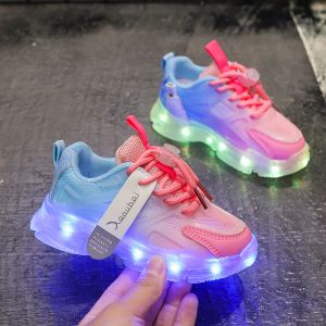 Sneakers Nouveaux chaussures d'enfants 2022 pour fille LED colorée Lumineuse avec des enfants légers Dance Light Up Sneakers Spring Chaussures chaudes pour les cadeaux pour garçons