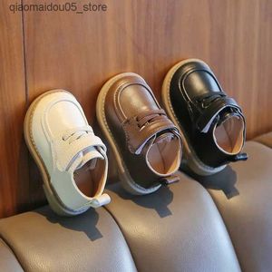 Zapatillas de zapatillas nuevos 2024 zapatos para bebés para niños pequeños caminantes de cuero suave y de niñas zapatos de cuero sin soles para niños cómodos zapatos deportivos para bebés Zapatos Q240413