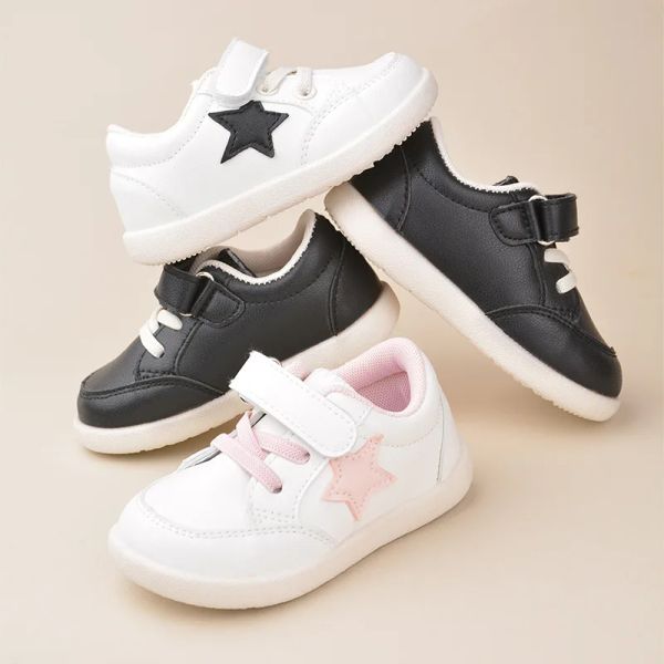 Sneakers Nouvelles chaussures de bébé printemps en cuir microfibre pour tout-petit garçons aux pieds nus chaussures étoiles Soft Sole Girls Outdoor Tennis Fashion Kids Sneakers