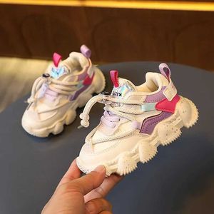 Zapatillas de carreras nuevas de zapatillas para niños de primavera mezcladas con coloridos zapatos de tenis para bebés para niñas nuevos zapatos deportivos deportivos zapatos deportivos de ocio D240515