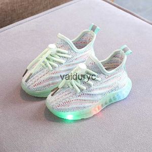 Sneakers maat 21-30 LED Baby Luminous schoenen voor jongens oude sport geschikte kinderen en meisjes ademende peuter flash H240506