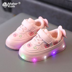 Sneakers maat 21 30 Lovely Girls peuter schoenen met LED -lichten Luminous For Kids Soft Glowing Little Bear TeniScadeau 230308