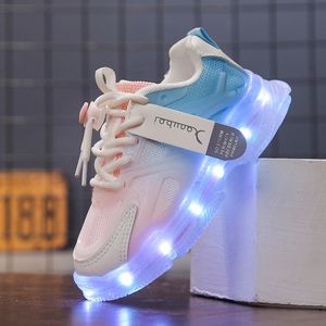 Sneakers maat 25 36 Kinderen Casual schoenen USB Charger Gloeiend LED Light Ademend gaas voor kinderen jongens Girls Sport 230815