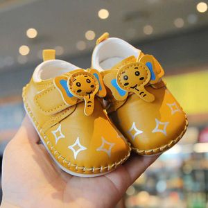 Sneakers zachte Soled Baby Shoes Cute Boys Toddlers Non Slip Spring Pasgeboren Girls genaaide tas H240509