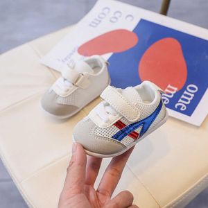 Sneakers zachte Soled Baby Spring en Summer Walking Shoes Mesh Through White Magic Stickers Boys Color Matching Girls H240509