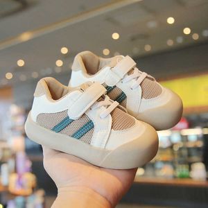Sneakers Chaussures de marche pour bébé à semelle molle au printemps et à l'automne Mesh non glissante respirant pour les petits enfants de taille moyenne 2 à 6 ans Childrens Board H240509