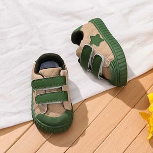 Sneakers zachte Soled Baby Walking Shoes Spring en Autumn Non Slip Boys Girls Board Color Blocking Childrens Velcro Prijs H240509