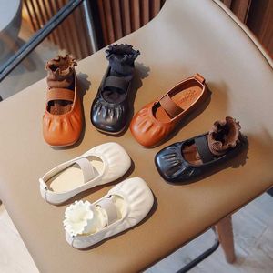 Sneakers lente en herfst 2023 nieuwe kinderprinses meisjes schoenen babymeisjes lederen schoenen comfortabele kinderen lichtgewicht zachte zool platte schoenen Q240506