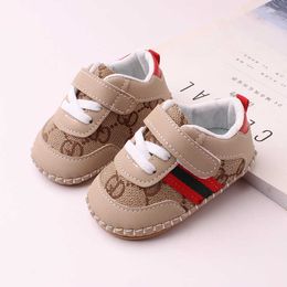Sneakers Spring en herfst Baby Baby Single Shoes Handmade genaaide tas met zachte zool leren lopen pre -step schoen Batch 2701 H240509