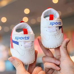 Sneakers Spring en Autumn Infant Walking Shoes Soft Soled pasgeboren Baby Anti Slip Kick Naad ingepakte binnenprijs H240509