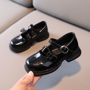 Sneakers Spring Koreaanse versie Shiny Girls Pumps Britse stijl Bow Soft Soled Princess Kids Fashion Black School Loafers Casual 220920