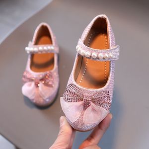 Zapatillas de deporte de cuero de primavera para niñas, zapatos de princesa con lazo bonito, perla para niñas, fondo suave para niños pequeños 230424