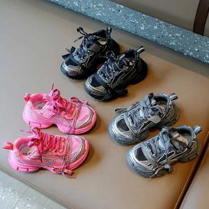 Sneakers Spring Nieuwe kinderschoenen Girls Girls Fashion Fashion Shoes Boys Bladbaar niet -slip casual schoenen baby zachte wandelschoenen D240515