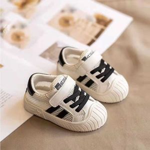 Zapatillas de tablero para bebés de zapatillas de baño de verano anti kick caminando niños y niñas niños Velcro Slip pequeños blancos suave de malla soled H240509