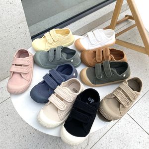 Sneakers unisex 2023 All Match Child Girl Flat Heel Children Shoes voor kinderen jongens leerlingen knop canvas baby F08123 230412