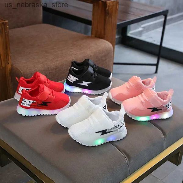 Sneakers Zapatillas Chaussages pour enfants Sports Louleurs LED Lumineuses automne neuves Girls Light Firls Casual Grid Boys Q240412