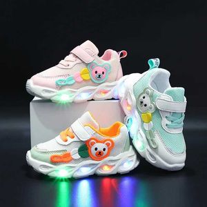 Sneakers Zapatillas LED Childrens Sports Chaussures Automne Nouvelle grille Girls Lumineux Chaussures Boys Casual Soft Soft Sole Chaussures Chaussures Tennis Chaussures Zapatos Ni A Q240506