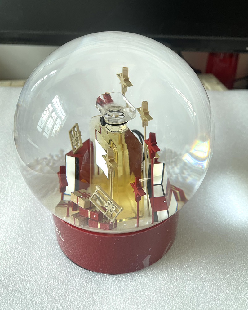 Snow extravagant hot-selling Globe with Christmas Tree Inside Car Decoration Crystal Ball Special designer Novelty Christmas with Box Classics Golden Birthday