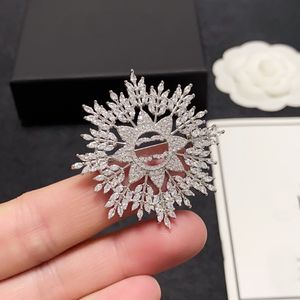 Copos de nieve Hojas y hielo Diamante Cristal Letra Broches Joyería de diamantes de imitación Encanto Perla Pin Casarse Fiesta de Navidad Regalos de boda Gorra Bolsa Accesorios de ropa