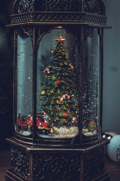 Boule à neige lumineuse octogonale avec train rotatif, boîte à musique, scène d'arbre de Noël, décorations de Noël alimentées par USB et piles.