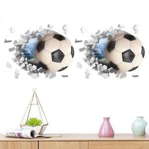 Décalcomanies de football pour garçons créatifs auto-adhésifs 3D décalages muraux cassés Mur View Home Amouvable Football Football Children Decor 240423