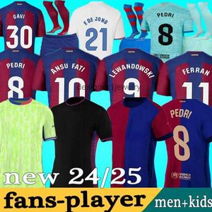 Voetbalshirts 24 25 Camisetas de voetbalvoetbaltruien Pedri Lewandowski Gavi 2024 Balde Ferran Raphinha Dest voetbalshirt Men Kit Kinderuitrusting Jersey Pant