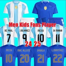 Voetbalshirts Argentinië 3 -sterren Messis 24 25 fans spelerversie Mac Allister Dybala di Maria Martinez de Paul Maradona Child Kids Kit Men Dames voetbalshirt 666