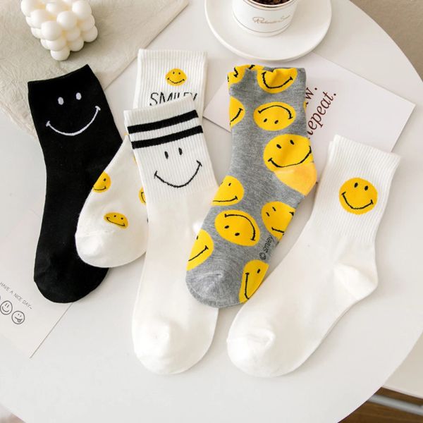 Chaussettes 5 paires / paquet jaune souri face femme dessin animé chaussettes mignonnes créatives nouveauté de coton coton dropshipping