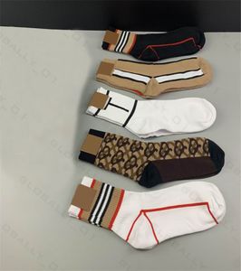 Chaussettes Burbrerys Designer Hommes et Femmes Chaussette cinq marques de sports de luxe hiver lettre nette tricot chaussette coton avec des boîtes de haute qualité