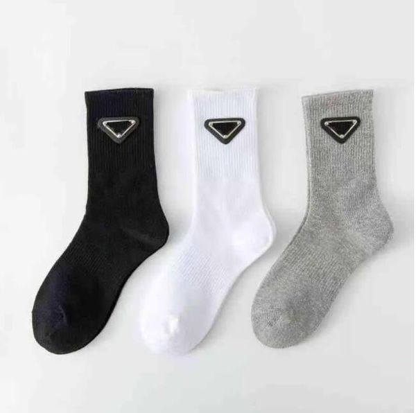 Chaussettes Designer Luxe Classique Lettre Triangle Mode Fer Standard Automne Et Hiver Pur Coton Haute Tube Chaussettes 3 Paires 2024 Weed Elite Branded