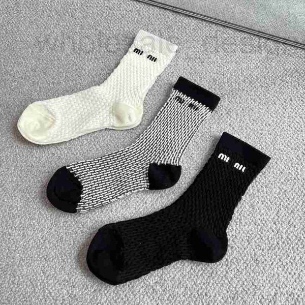 Chaussettes Designer Tendance Printemps / Été Mince Bonneterie Rétro Doux M Lettre Noir et Blanc Bulle Moyen Tube Coton Chaussette pour Femme 5D6X