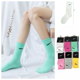 Chaussettes designers grip chaussettes football couleur bonbon respirant évacuant la transpiration quelques chaussettes N K print 12 couleurs Fashion Solid Sports Chaussettes pour hommes Classic Hook prints