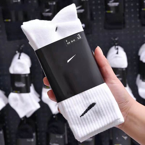 Chaussettes Mode Noir Blanc Qualité Femmes Hommes Coton All-Match Classique Cheville Crochet Respirant Bas Mélange Football Basketball Sport Chaussette