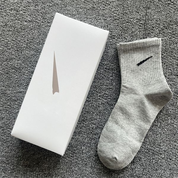 chaussettes pour hommes femmes chaussettes créateurs cinq paires dans une boîte de chaussettes de sport élégantes lettre N imprimées brodées pur coton respirant