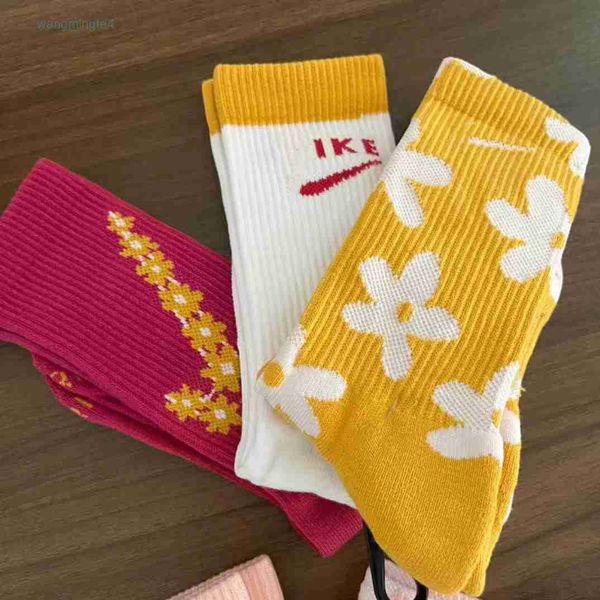 Calcetines Calcetería American Nk Niche Calcetines de toalla deportiva Tres ensamblajes Primavera y otoño Nuevos calcetines de longitud media con estampado floral rosa Lhb5
