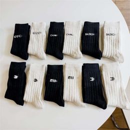 Chaussettes hosiery automne hiver petit réseau de patates douces rouge même style laine noire blanche couleur solide