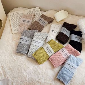 Chaussettes hosiery automne d'hiver couleur solide en pointillé laine de fil en pointillés épaissis chauds empilés pour le style instagram polyvalent coréen