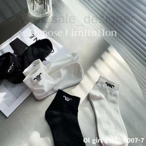 Chaussettes Hosiery Designer 2023 Printemps Tendance Solide Couleur Chaussettes Courtes Unisexe Coton Brodé Ins Basic Simple Mode Casual Chaussette E597