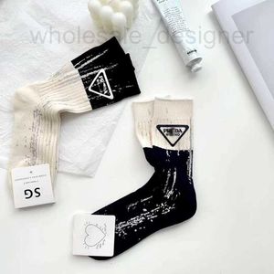 Chaussettes Hosiery Designer Automne et hiver haut de gamme lettre de marquage à chaud couleur assortie double aiguille tube moyen chaussette mode jet d'encre design chaussettes sales femmes