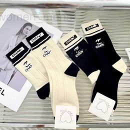 Calcetines Calcetería Marca de diseñador Doble aguja Bloqueo de color en blanco y negro Calcetines de longitud media Accesorios versátiles de moda Calcetines de moda personalizados creativos J69Y