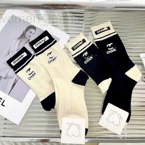 Chaussettes Bonneterie marque de créateur Double aiguille noir et blanc couleur bloquant chaussettes mi-longues mode accessoires polyvalents créatifs personnalisés chaussettes à la mode J69Y