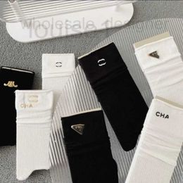 Chaussettes Bonneterie marque de créateurs Printemps Eté Chaussette Mince Or Estampage Lettre Empilée Spectacle Noir Blanc Couleur Unie chaussettes amples Haute Qualité MH84